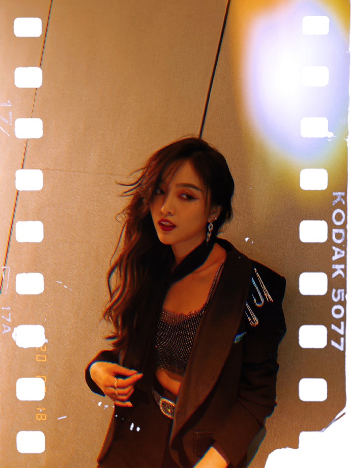 吴宣仪分享十六宫格美照 穿露腰上衣配黑领带气场十足