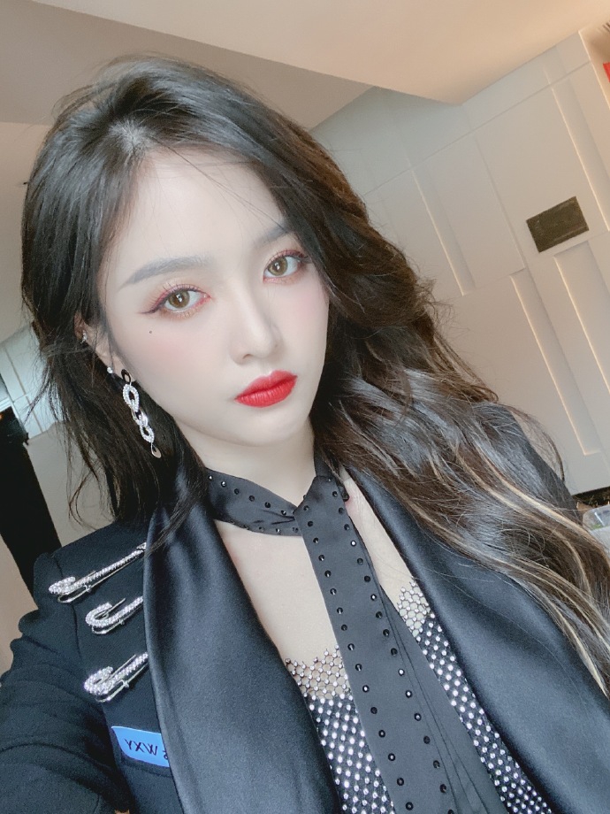 吴宣仪分享十六宫格美照 穿露腰上衣配黑领带气场十足