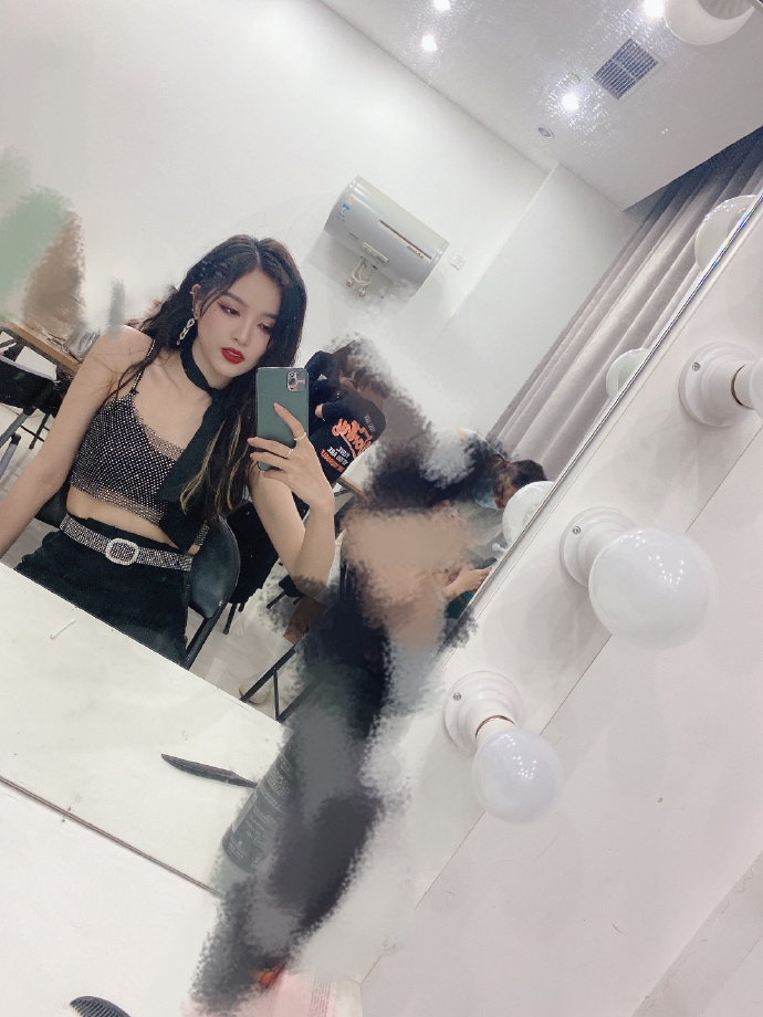 吴宣仪分享十六宫格美照 穿露腰上衣配黑领带气场十足