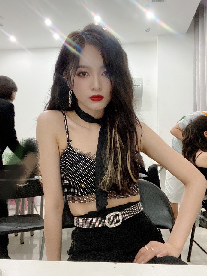 吴宣仪分享十六宫格美照 穿露腰上衣配黑领带气场十足