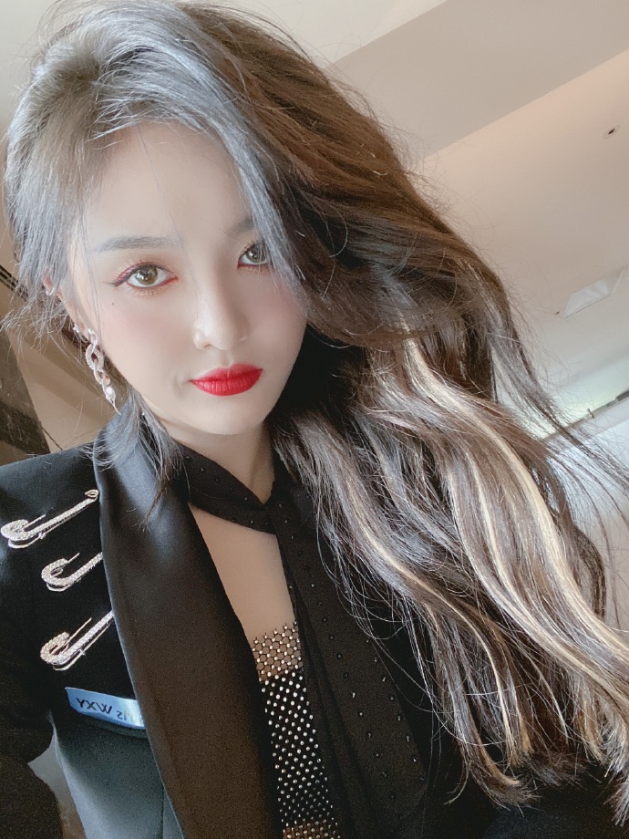 吴宣仪分享十六宫格美照 穿露腰上衣配黑领带气场十足