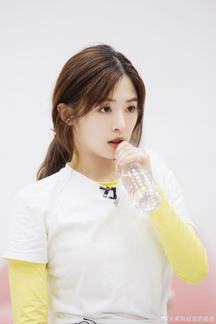 张含韵忙练习拿水瓶当话筒 自侃惊艳没有惊吓倒是时常有