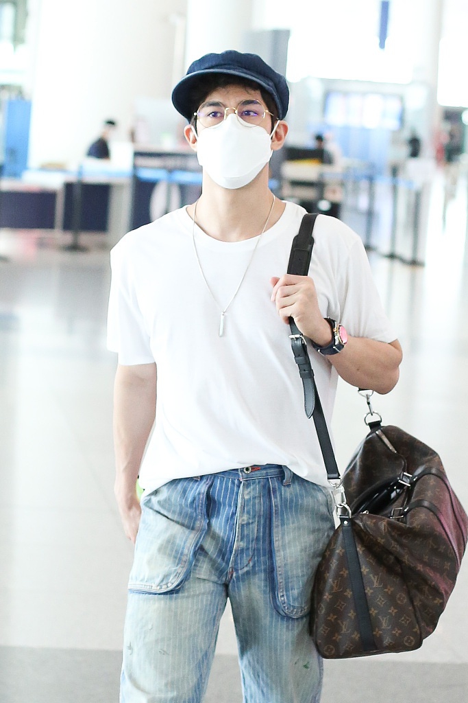 李治廷穿白T搭牛仔裤清爽不失潮范 单肩背挎包潇洒有型