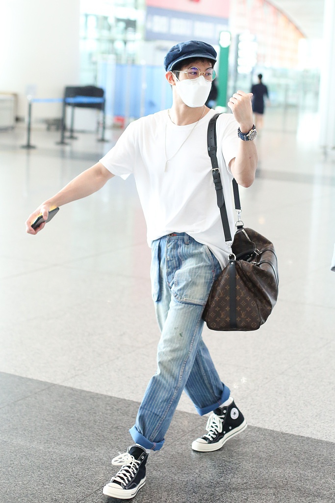 李治廷穿白T搭牛仔裤清爽不失潮范 单肩背挎包潇洒有型