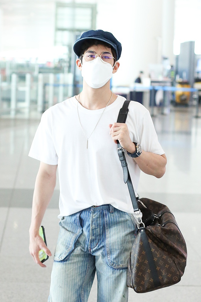 李治廷穿白T搭牛仔裤清爽不失潮范 单肩背挎包潇洒有型