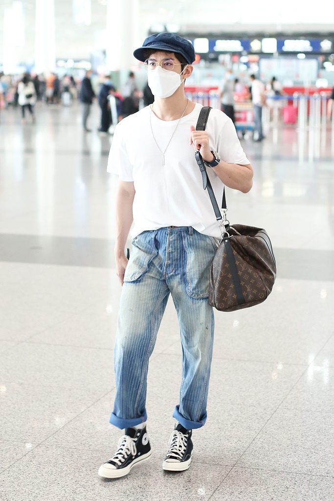 李治廷穿白T搭牛仔裤清爽不失潮范 单肩背挎包潇洒有型