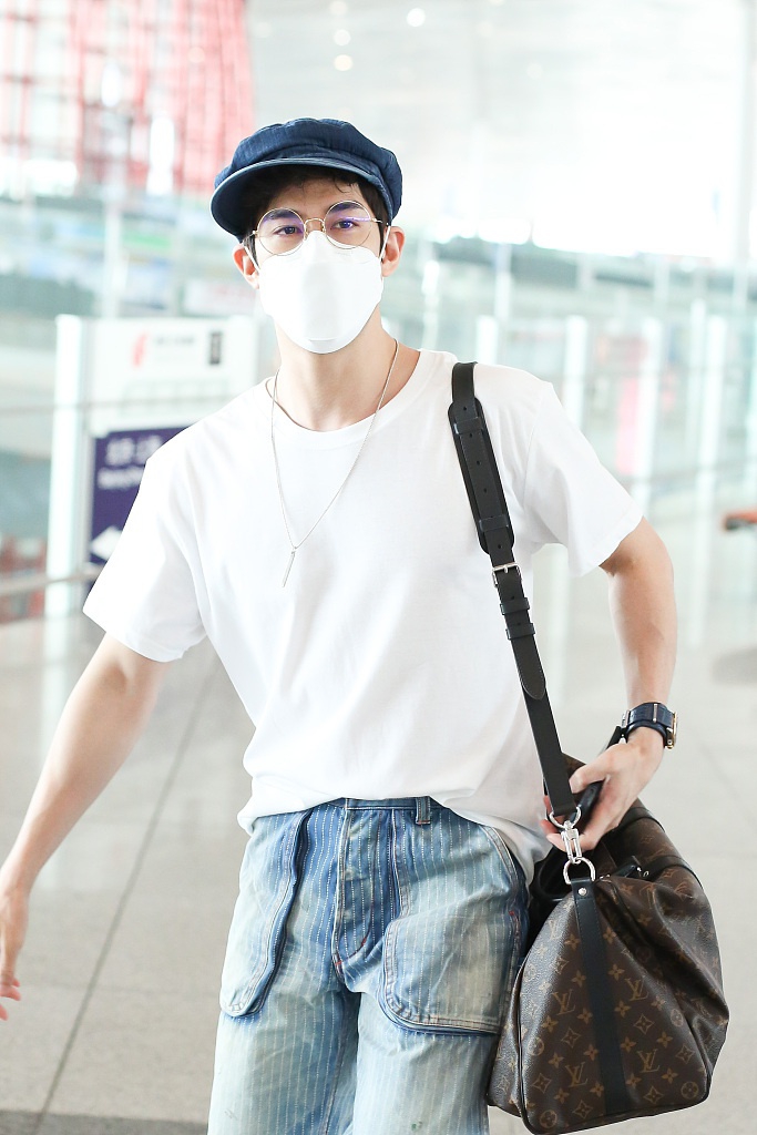 李治廷穿白T搭牛仔裤清爽不失潮范 单肩背挎包潇洒有型