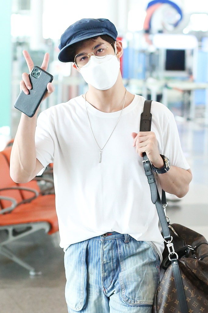李治廷穿白T搭牛仔裤清爽不失潮范 单肩背挎包潇洒有型