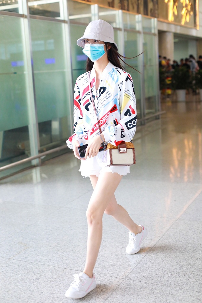 陈都灵穿字母外套清新有活力 美腿修长笔直又白皙