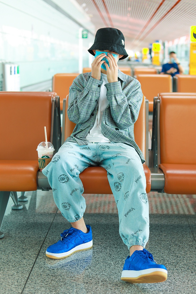 原来你是这样的朱朝阳！荣梓杉潮装亮相长腿吸睛星味足