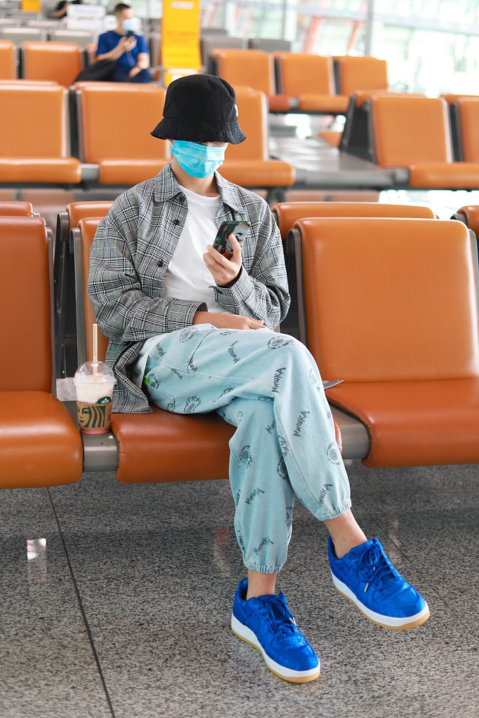 原来你是这样的朱朝阳！荣梓杉潮装亮相长腿吸睛星味足