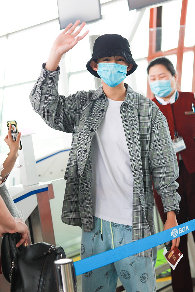 原来你是这样的朱朝阳！荣梓杉潮装亮相长腿吸睛星味足