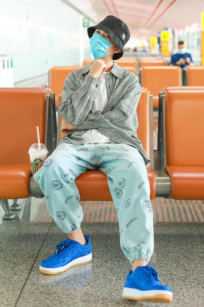 原来你是这样的朱朝阳！荣梓杉潮装亮相长腿吸睛星味足