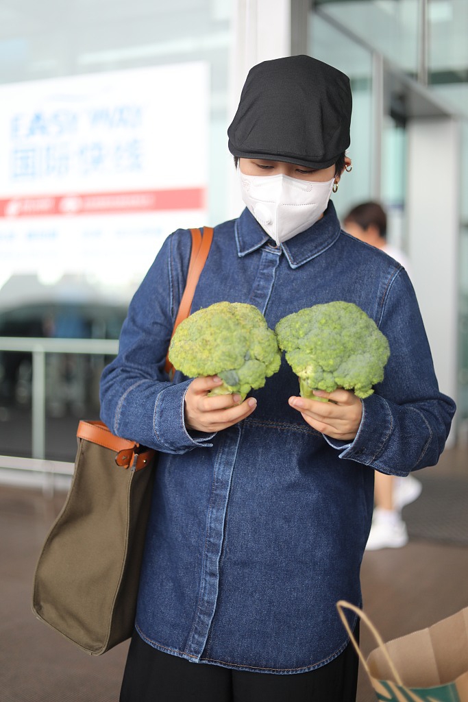 上官喜爱穿牛仔长袖搭黑裤走休闲风 粉丝送西兰花画面滑稽