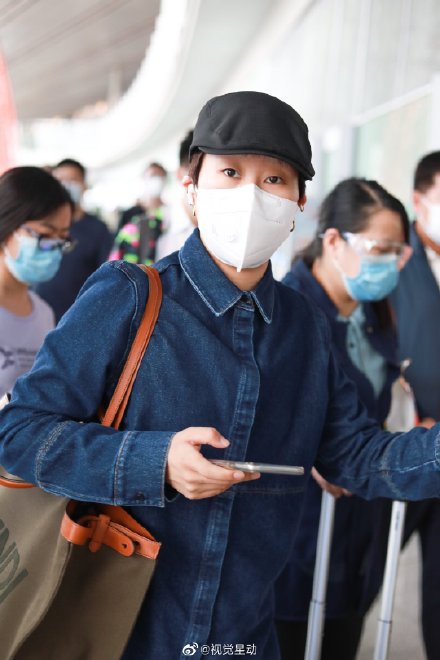 上官喜爱穿牛仔长袖搭黑裤走休闲风 粉丝送西兰花画面滑稽