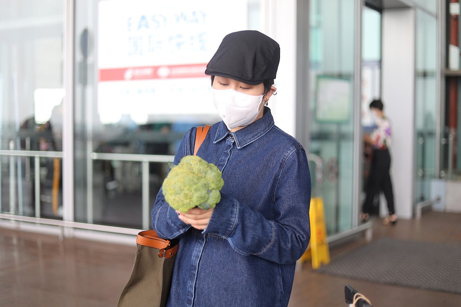 上官喜爱穿牛仔长袖搭黑裤走休闲风 粉丝送西兰花画面滑稽