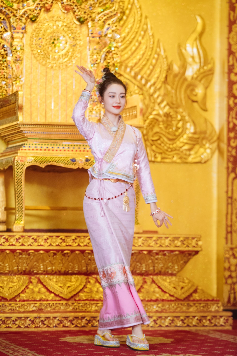 《妻子4》迎泼水节大战 吉娜穿傣族服饰身材超好