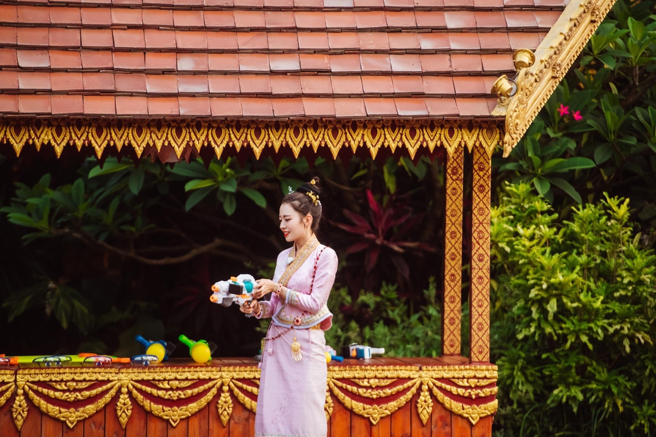 《妻子4》迎泼水节大战 吉娜穿傣族服饰身材超好