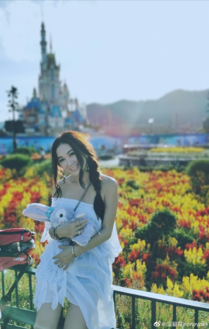 温碧霞抱兔子玩偶童心未泯 一家人游迪士尼画面温馨