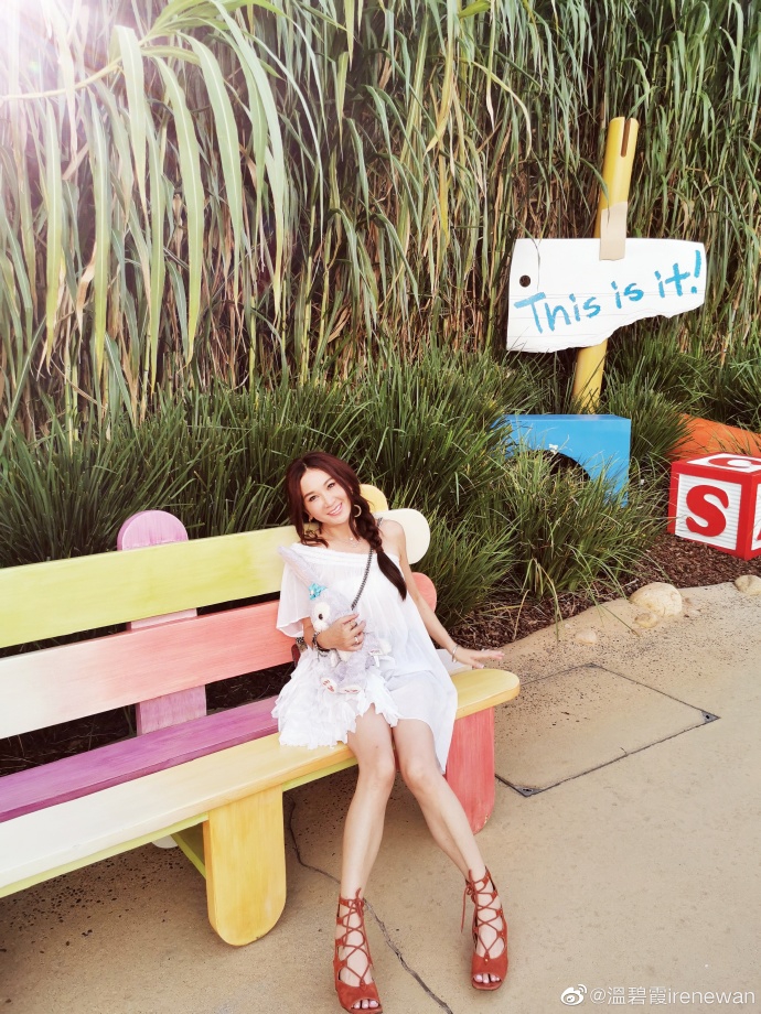 温碧霞抱兔子玩偶童心未泯 一家人游迪士尼画面温馨