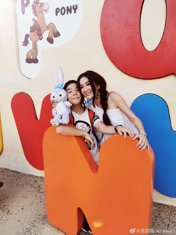 温碧霞抱兔子玩偶童心未泯 一家人游迪士尼画面温馨