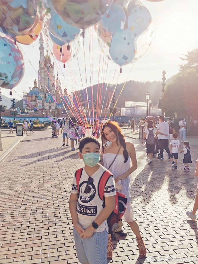 温碧霞抱兔子玩偶童心未泯 一家人游迪士尼画面温馨