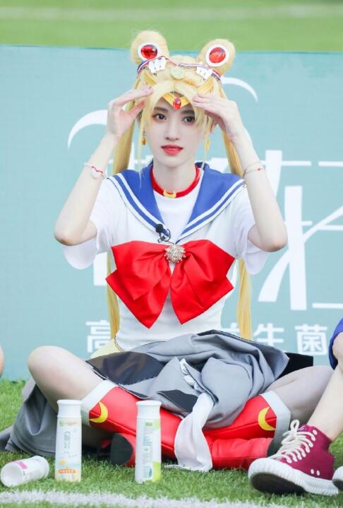 鞠婧祎水冰月造型曝光 穿短裙露甜美微笑