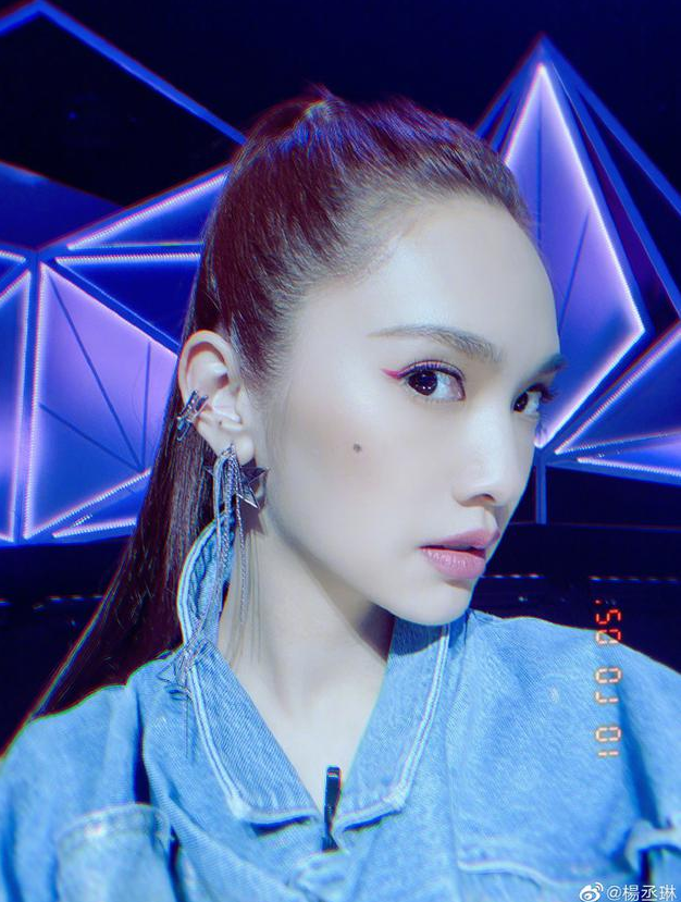 杨丞琳晒自拍眼神撩人 开童颜滤镜自夸嘴唇性感