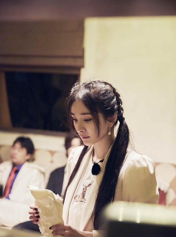 《密逃2》杨幂变身房产中介 白西装蜈蚣双马尾