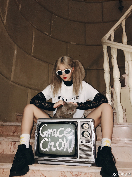 周扬青晒美照秀精致小V脸 坐地凹造型超有范