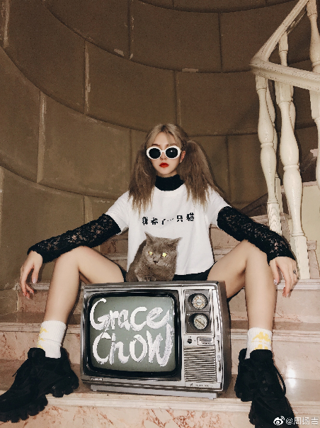 周扬青晒美照秀精致小V脸 坐地凹造型超有范