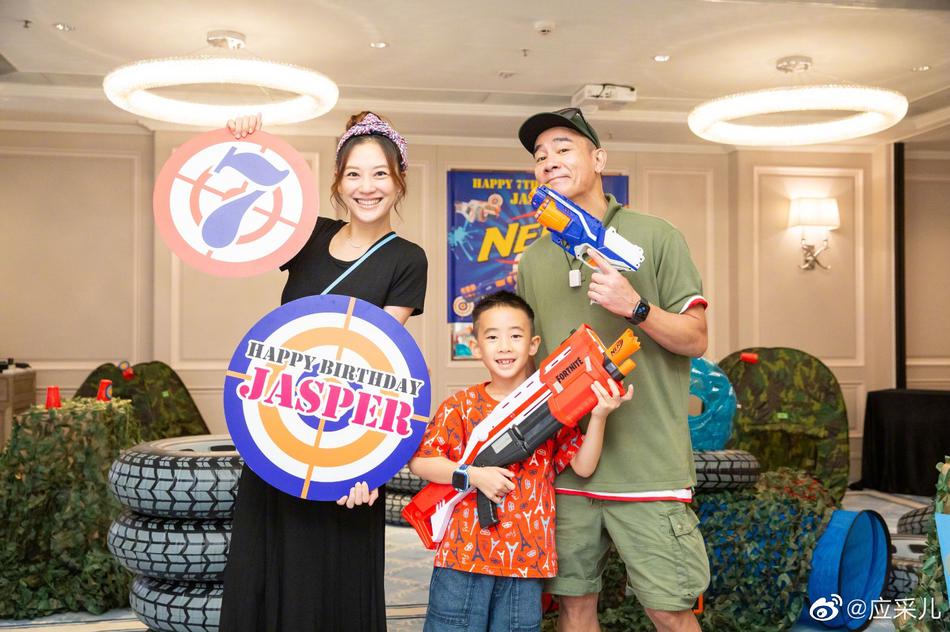陈小春应采儿为大儿子庆生 Jasper拿玩具枪射击很欢乐