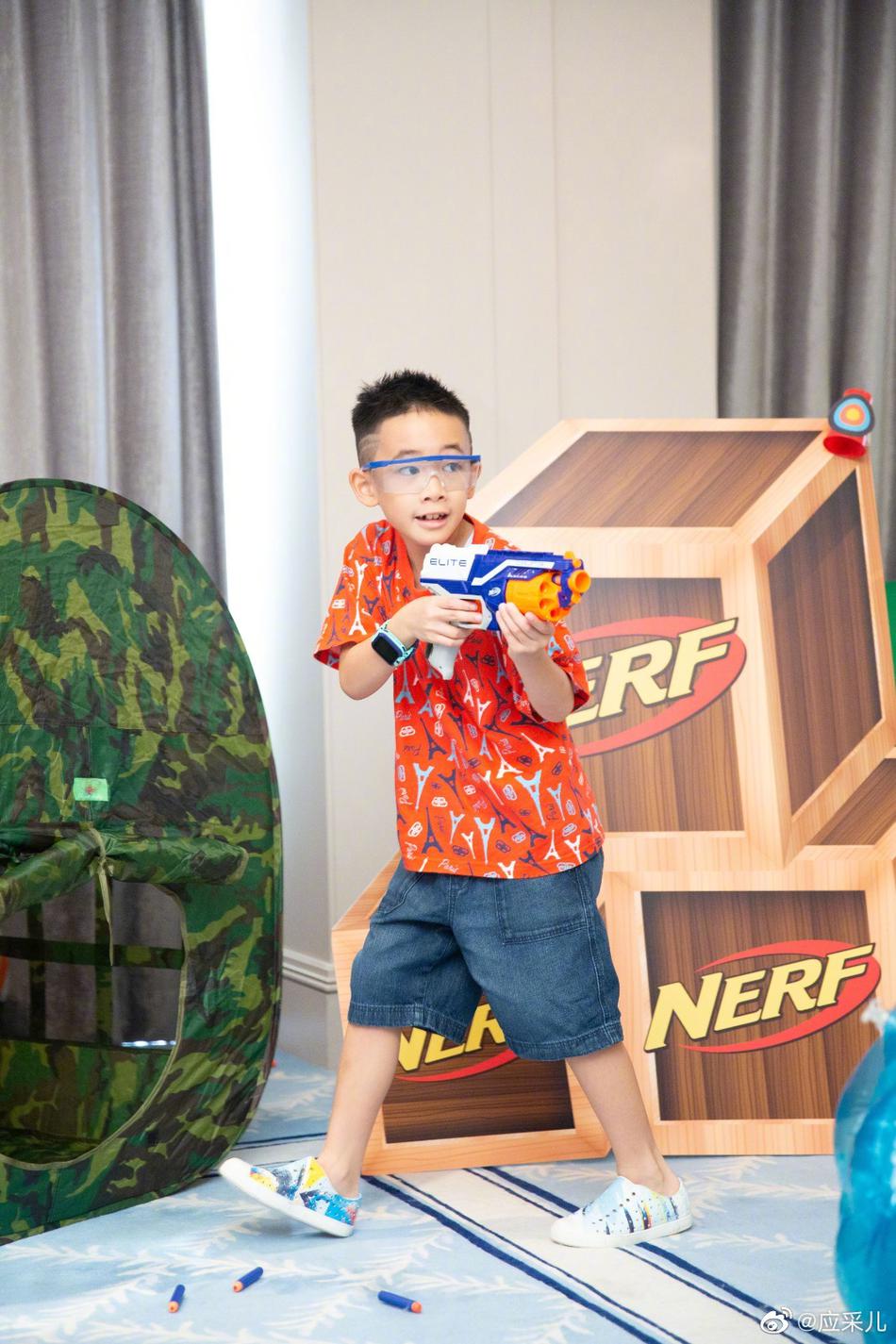 陈小春应采儿为大儿子庆生 Jasper拿玩具枪射击很欢乐