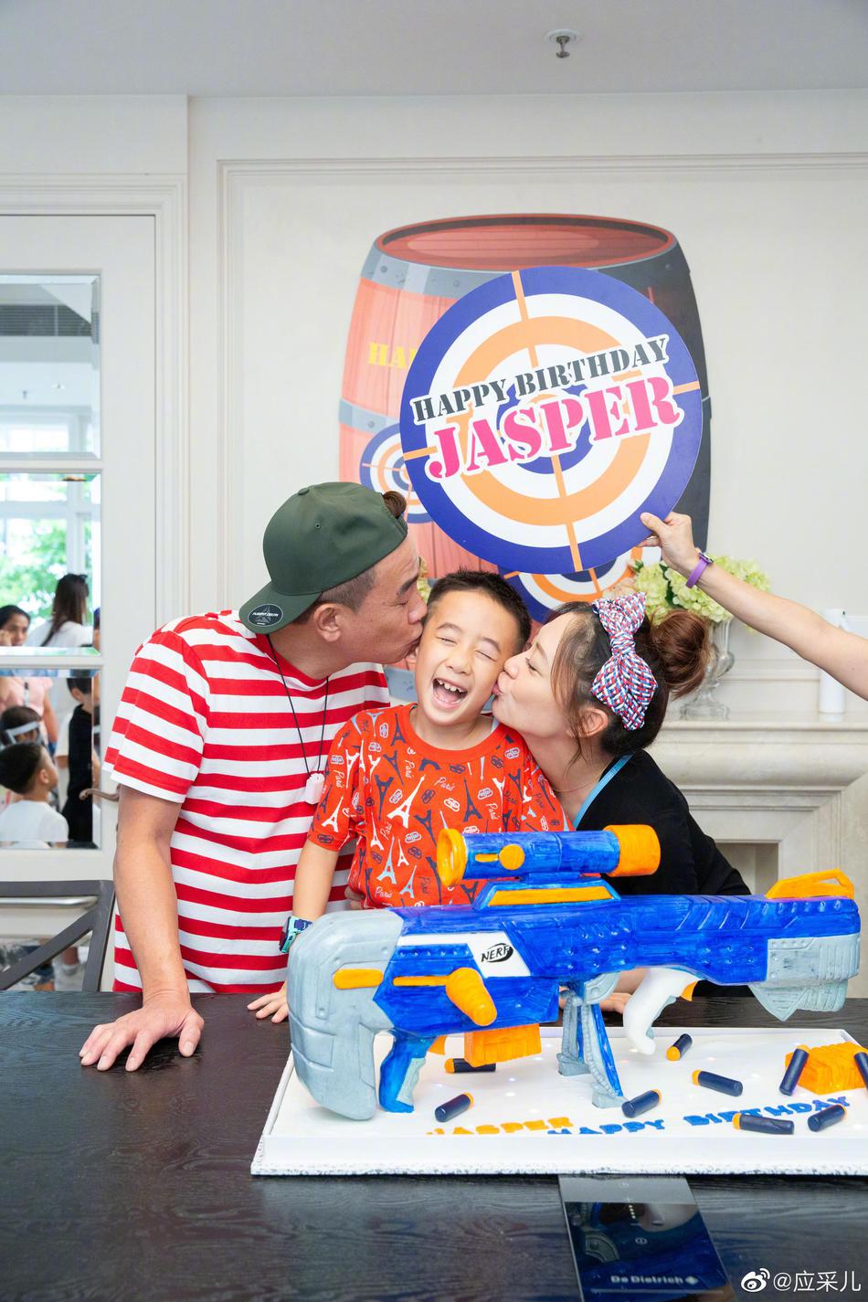 陈小春应采儿为大儿子庆生 Jasper拿玩具枪射击很欢乐