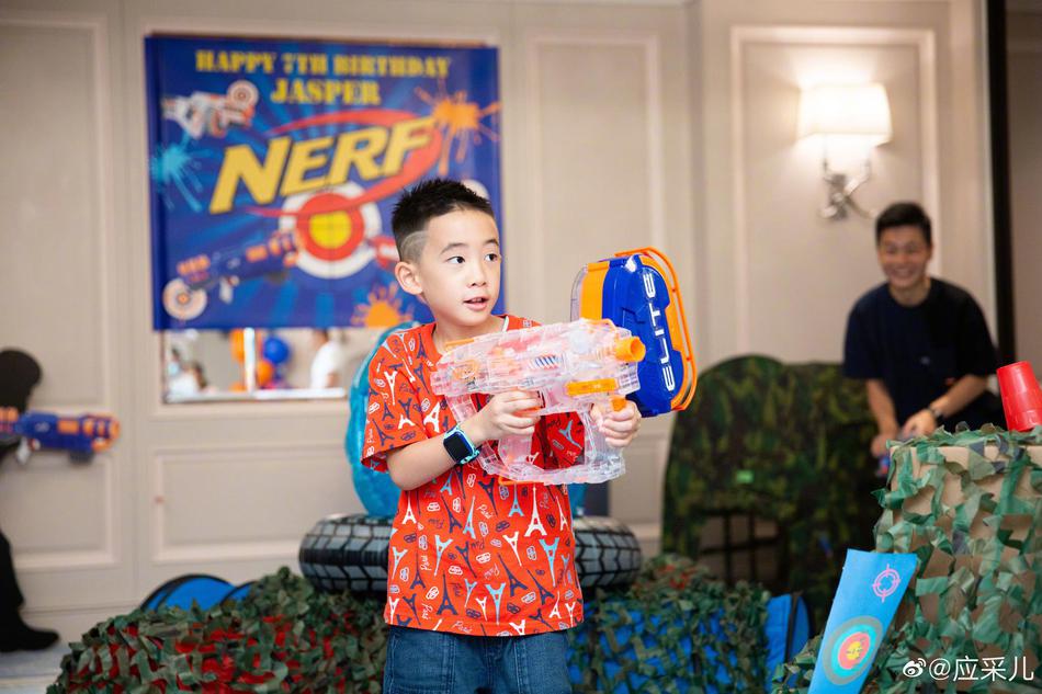 陈小春应采儿为大儿子庆生 Jasper拿玩具枪射击很欢乐