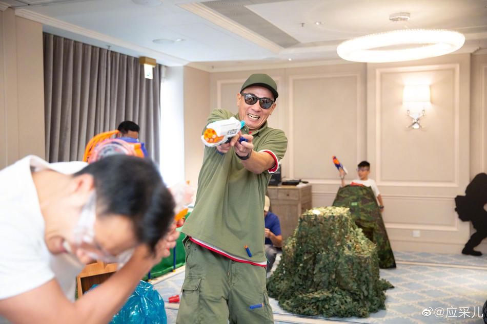 陈小春应采儿为大儿子庆生 Jasper拿玩具枪射击很欢乐