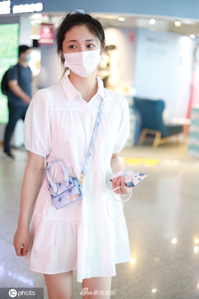 周洁琼一袭小白裙现身机场 扎清新马尾辫俏皮可爱