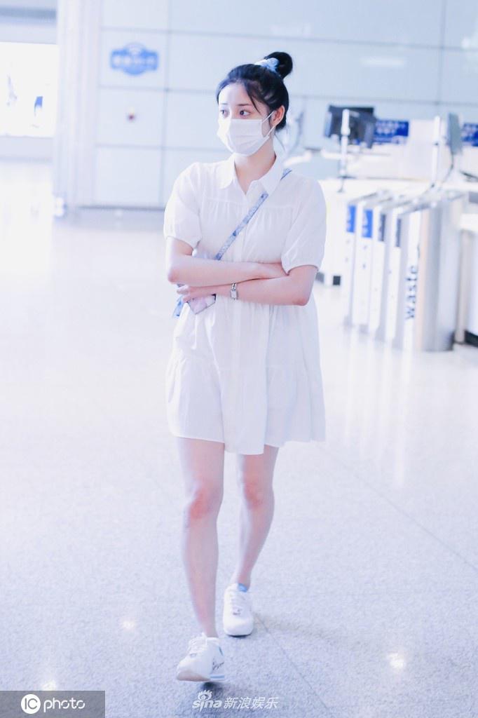 周洁琼一袭小白裙现身机场 扎清新马尾辫俏皮可爱