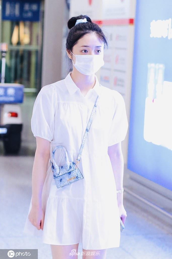 周洁琼一袭小白裙现身机场 扎清新马尾辫俏皮可爱