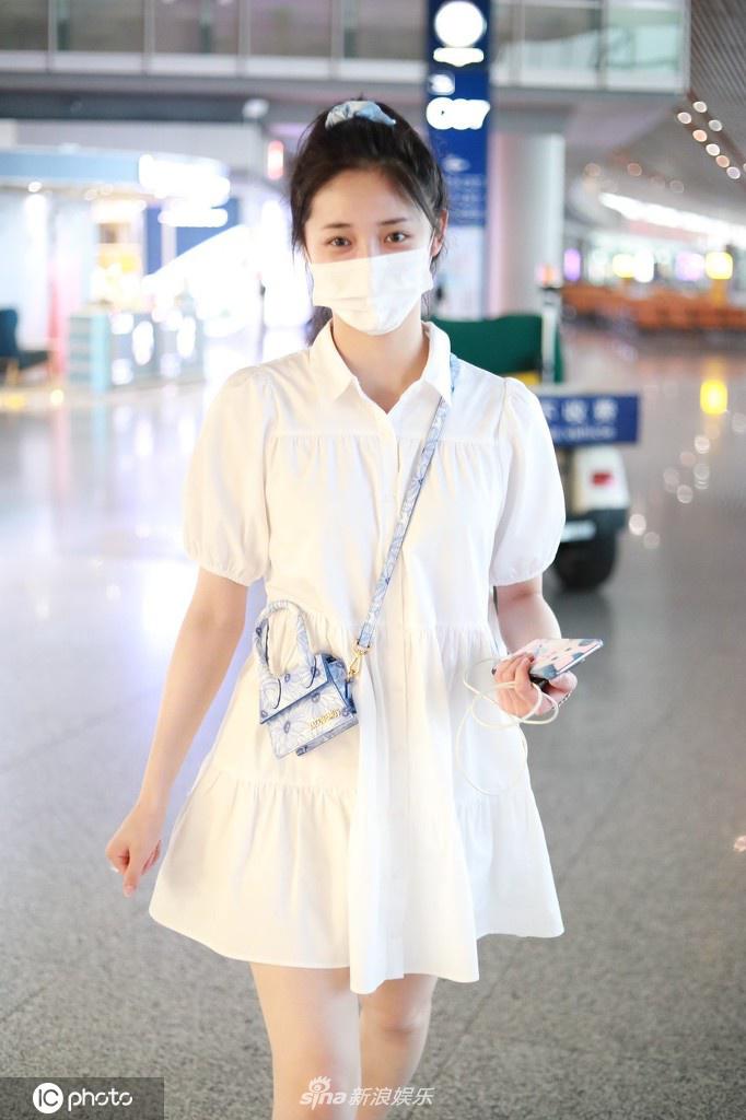 周洁琼一袭小白裙现身机场 扎清新马尾辫俏皮可爱