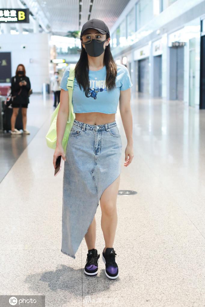 刘芸穿淡蓝色超短T恤秀小蛮腰 腹肌线条超明显