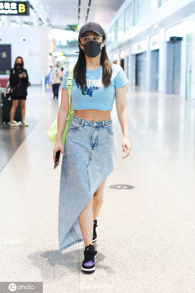 刘芸穿淡蓝色超短T恤秀小蛮腰 腹肌线条超明显