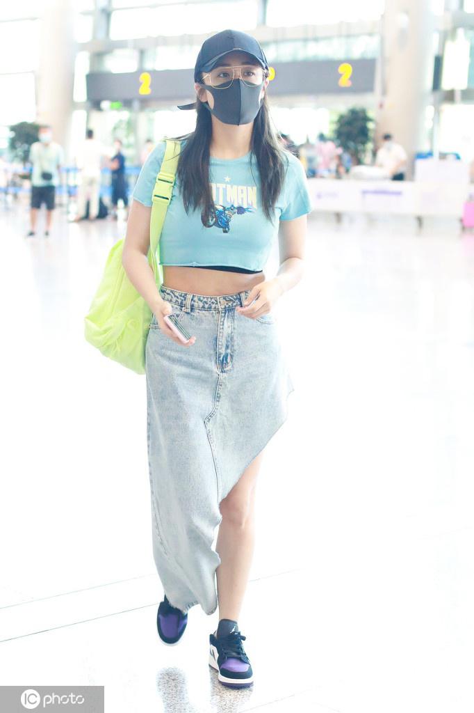 刘芸穿淡蓝色超短T恤秀小蛮腰 腹肌线条超明显