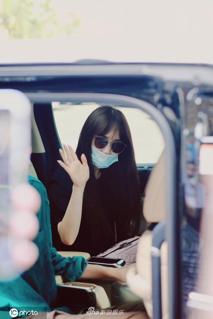 秦牛正威现身机场热情营业 对镜头歪头比心努力卖萌