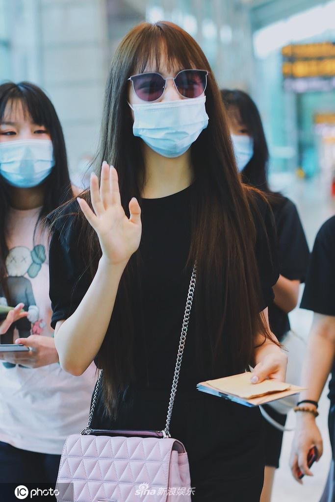 秦牛正威现身机场热情营业 对镜头歪头比心努力卖萌