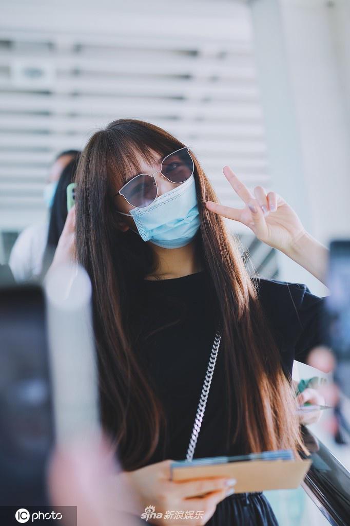 秦牛正威现身机场热情营业 对镜头歪头比心努力卖萌