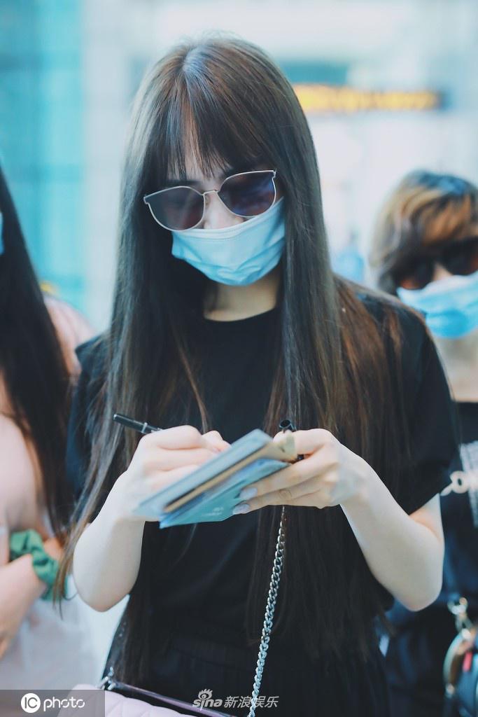 秦牛正威现身机场热情营业 对镜头歪头比心努力卖萌