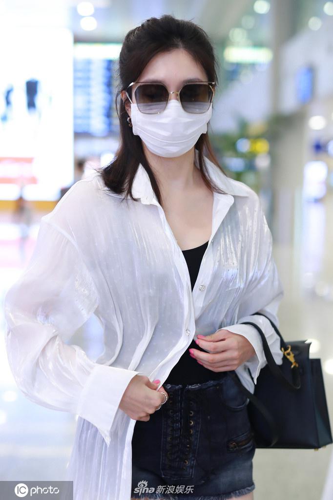 江疏影穿热裤搭透视衬衫秀美腿 皮肤白皙惹人羡