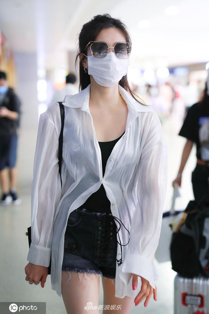 江疏影穿热裤搭透视衬衫秀美腿 皮肤白皙惹人羡