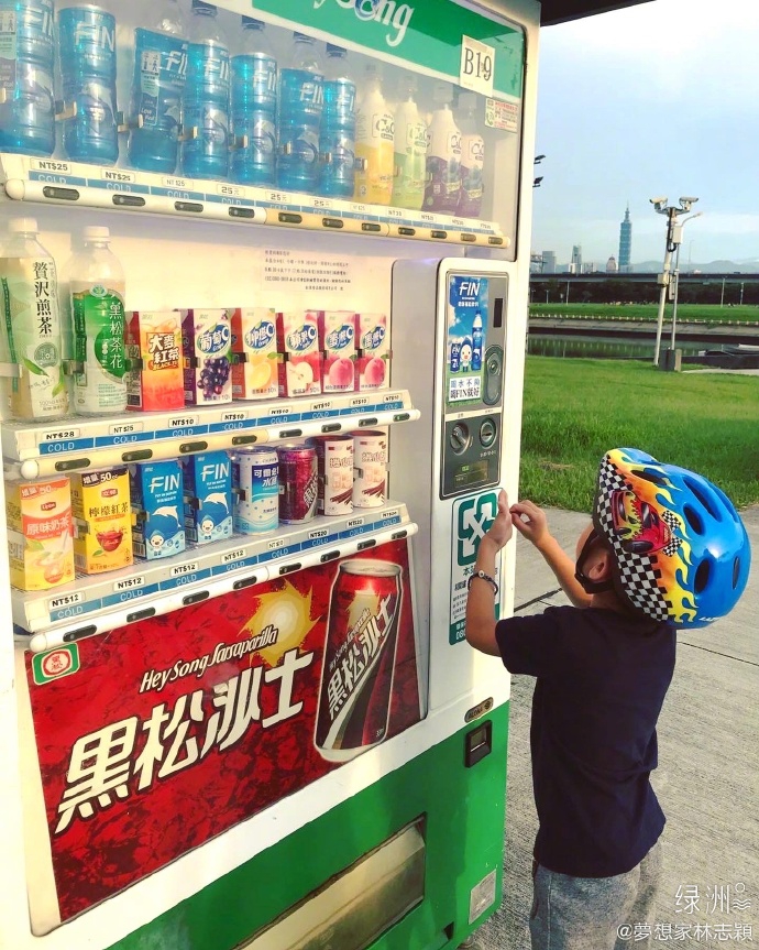 林志颖带儿子过周末 双胞胎骑车累了自己买饮料喝